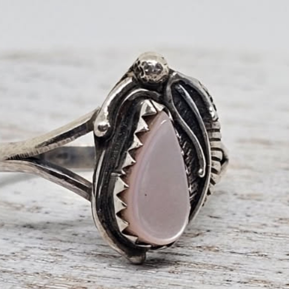 VINTAGE NATIVE AMERICAN MOTHER OF PEARL RING SIZE 6